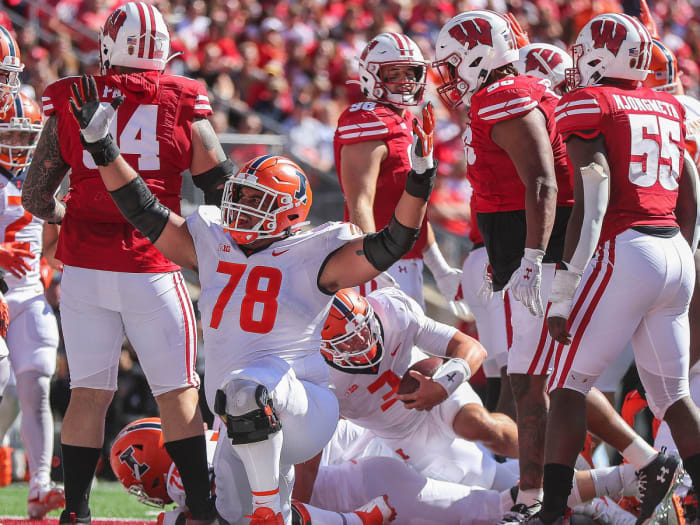 Illinois football celebrates a touchdown vs Wisconsin